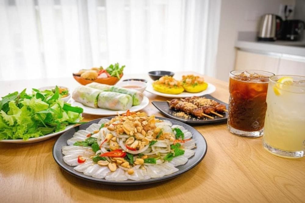 Đĩa gỏi cá mai tươi ngon, đầy màu sắc.